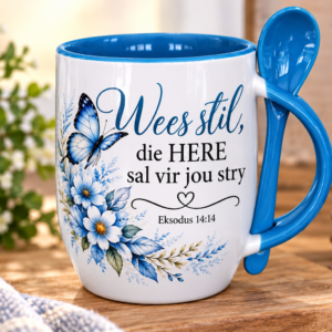 White & Blue mug wit spoon - "Wees stil die Here sal vir jou stry "